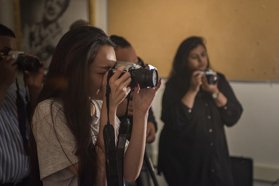 Alunos da faculdade de fotografia em aula